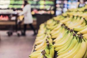 Supermarket de pe Calea Aurel Vlaicu, „călcat” de hoţi de două ori în aceeaşi zi