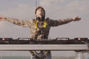 EXPERIENŢĂ în premieră la nivel mondial: Primul DJ care mixează de pe o turbină eoliană, la 100 metri înălţime