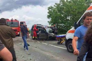 FOTO, VIDEO. ACCIDENT rutier pe DN1, între Teiuş şi Aiud. O victimă încarcerată după un impact între o autoutilitară şi un autoturism. Traficul este blocat