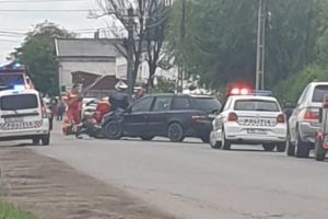 FOTO. Motociclist rănit în urma unui impact cu un autoturism