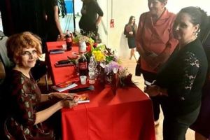 FOTO Eveniment cultural inedit! O confecţioneră din Botoşani şi-a lansat prima carte de poezie