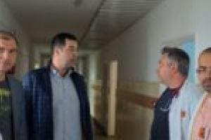 Chirurgul Bhuphinder, unica speranţă pentru un bărbat care şi-a retezat degetul la circular. Atenţie, imagine explicită!