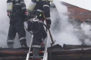 Un piroman dă foc la case în Davideşti!