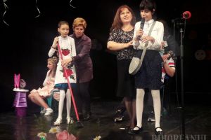 Momente inedite la festivalul „Flori de mai”: o fetiţă nevăzătoare a impresionat până la lacrimi publicul (FOTO / VIDEO)