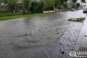 FOTO, VIDEO: INUNDAȚII la Alba Iulia, pe Bulevardul Înroronării, lângă cimitirul Maieri