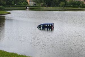 O maşină a ajuns „la apă” în Lacul din Noua