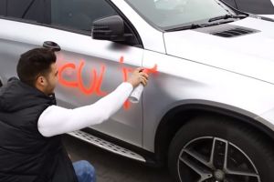 VIDEO Glume între manelişti în parcare la Mall la Sibiu – Culiţă Sterp şi-a găsit maşina mâzgălită cu spray