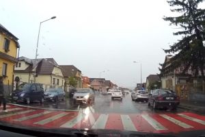 VIDEO La un pas de moarte – Un pieton era să fie lovit de un şofer vitezoman la Sibiu