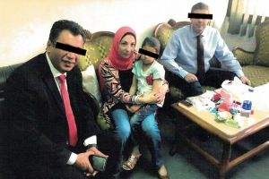 Drama unei românce din judeţul Alba, ”prizonieră” în Egipt împreună cu fiica sa de 7 ani. După doi ani şi-a recăpătat fiica răpită de fostul soţ, dar nu poate întoarce acasa