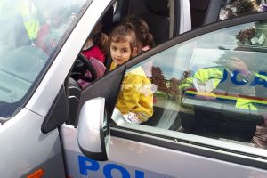 Cei mici au învăţat despre regulile de circulaţie direct de la poliţişti (GALERIE FOTO)