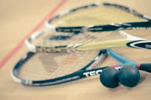 Vibratoare, ceară şi pile – premiile pe care le-au primit participantele la un campionat de squash