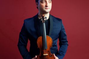 Dirijorul Artur Kaganovskiy din SUA conduce concertul de joi de la Filarmonică