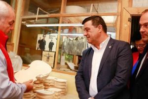 Ministrul Niculae Bădălău, în vizită la fabrica de viori Gliga