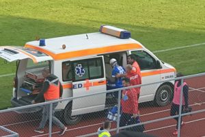 VIDEO FOTO – Momente de panică la FC Hermannstadt – FC Botoşani. Jucător luat cu salvarea de pe teren!