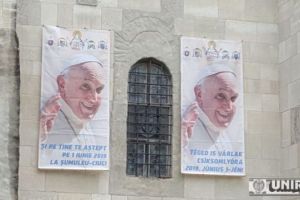 FOTO / ȘTIREA TA: Bannere uriaşe cu imaginea Papei Francisc pe Catedrala Romano-Catolică Sfântul Mihail de la Alba Iulia. Suveranul Pontif ajunge în România la sfârşitul lunii mai
