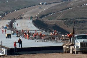 Constructorii Autostrăzii Ploieşti-Braşov ar putea primi 100 de milioane de euro dacă termină lucrarea cu un an mai devreme