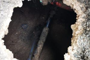 Crater în asfalt pe strada Constantin Brâncoveanu