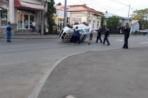Un politist din Ploiesti s-a urcat beat la volan si s-a rasturnat cu masina 