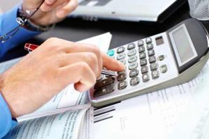 Situaţie ALARMANTĂ la Ministerul Finanţelor – A ajuns să plătească băncilor, pentru scadenţe şi dobânzi, mai mulţi bani decât împrumută