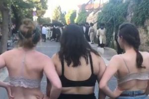 Metodă inedită de împrăştiere a manifestaţiilor neautorizate. Un protest al evreilor ultra-ortodocşi  a fost  oprit de  3 femei care şi-au dat jos tricourile