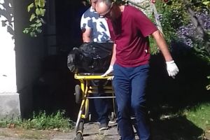 FRATELE L-A GĂSIT ATÂRNÂND DE GRINDĂ!