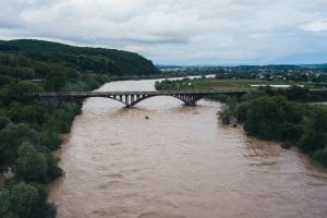 Cota de inundaţii, depăşită pe Someşul Mare la Beclean. Apele sunt în scădere în tot judeţul