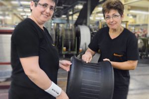 Surori şi colege în fabrică: experienţe mereu împreună