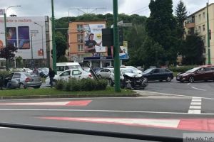 Coliziune între două maşini, în Centrul Civic, din cauza neacordării de prioritate