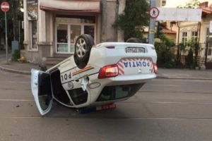 FOTO Accident! Un poliţist băut s-a răsturnat cu autospeciala pe linia de tramvai