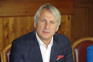 Românii plecaţi la muncă în străinătate vor putea să trimită bani acasă fără ...