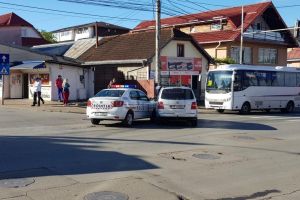 Maşină de poliţie în misiune, tamponată în intersecţie