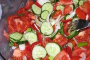 Adevărul despre salata de roşii cu castraveţi. De ce trebuie evitată