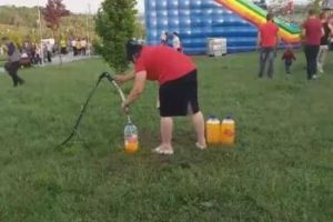 Situaţie halucinantă la Botoşani. Sucuri „bio” făcute din apă de irigat, vândute la un târg. Reacţia autorităţilor: bine că s-au spălat pe mâini înainte