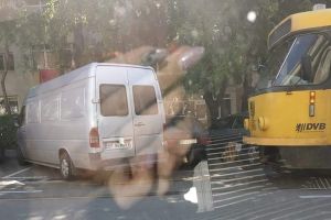 FOTO Tramvai blocat de un botoşănean care şi-a parcat autoutilitara pe calea de rulare. Cum a fost sancţionat şoferul