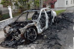 Două autoturisme distruse de flăcări, în câteva ore: O maşină s-a făcut scrum în Oradea, alta în Uileacu de Criş