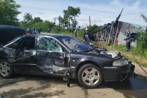 Accident ca-n filme provocat de şoferul unui Audi lângă Marghita: O persoană a fost rănită, un TIR s-a răsturnat în şanţ (FOTO)