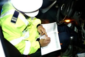 Opt şoferi Uber lăsaţi fără taloane şi numere de înmatriculare, după ce au fost prinşi de poliţişti