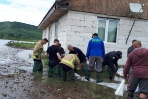FOTO: Breşă în digul de apărare al comunei Sânpaul! Apa a ajuns la case.