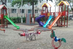 FOTO Locuri de joacă modernizate în mai multe cartiere din municipiul Botoşani