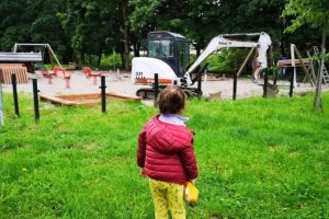 FOTO – Se demolează locul de joacă pentru copiii de pe Valea Săpunului – Mămicile sunt revoltate