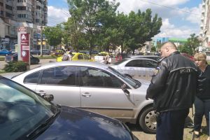 FOTO Și-a ieşit din minţi! Un bărbat din Botoşani a distrus mai multe maşini. Pe maşina unui director din Primărie a lăsat sânge