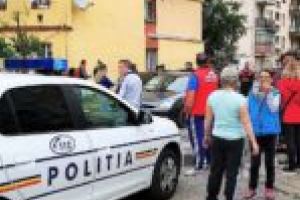 VIDEO. Răfuială ca-n Bronx într-un cartier al Reşiţei! Maşini distruse, răngi, bâte şi împuşcături în miezul zilei!