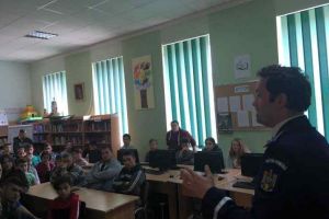 IPJ Alba: Campania „Împreună pentru siguranţa tinerilor” a ajuns la Blaj şi Mihalţ. Peste 200 de elevi au discutat cu poliţiştii despre pericolele la care se expun