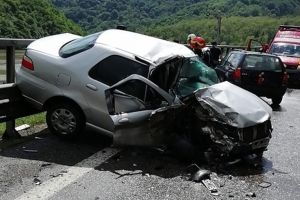 FOTO Accident pe Valea Oltului – O maşină s-a tamponat cu un TIR