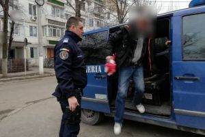 Elev de la un liceu din Botoşani ameninţat cu un cuţit de un bărbat. Individul fusese „tocmit” de un alt licean