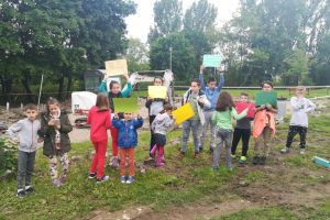 VIDEO FOTO – Zeci de copii protestează la locul de joacă demolat în Valea Săpunului – Cu pancarte în faţa utilajelor!