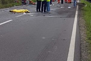 Carnagiu pe o sosea din judetul Mures. Un autotren si doua autoturisme, implicate. Sunt mai multe victime, printre care doua decedate (galerie foto) 