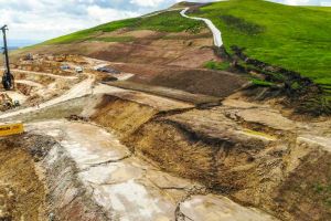 VIDEO: Foraje pe autostrada Sebeş-Turda, lotul 1. În dealul de la Pârâul Iovului, mini-alunecare de teren în apropiere de Sântimbru