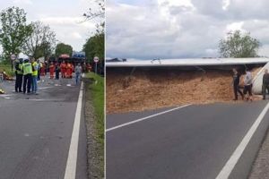 FOTO: Accident dintre un tir şi două autoturisme la ieşire din Suseni. Două persoane au decedat.