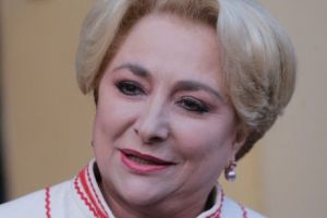 Dăncilă, bătută de un protestatar? A fost o adevărată criză de nervi: „Îmi bag mâna în părul ei!”